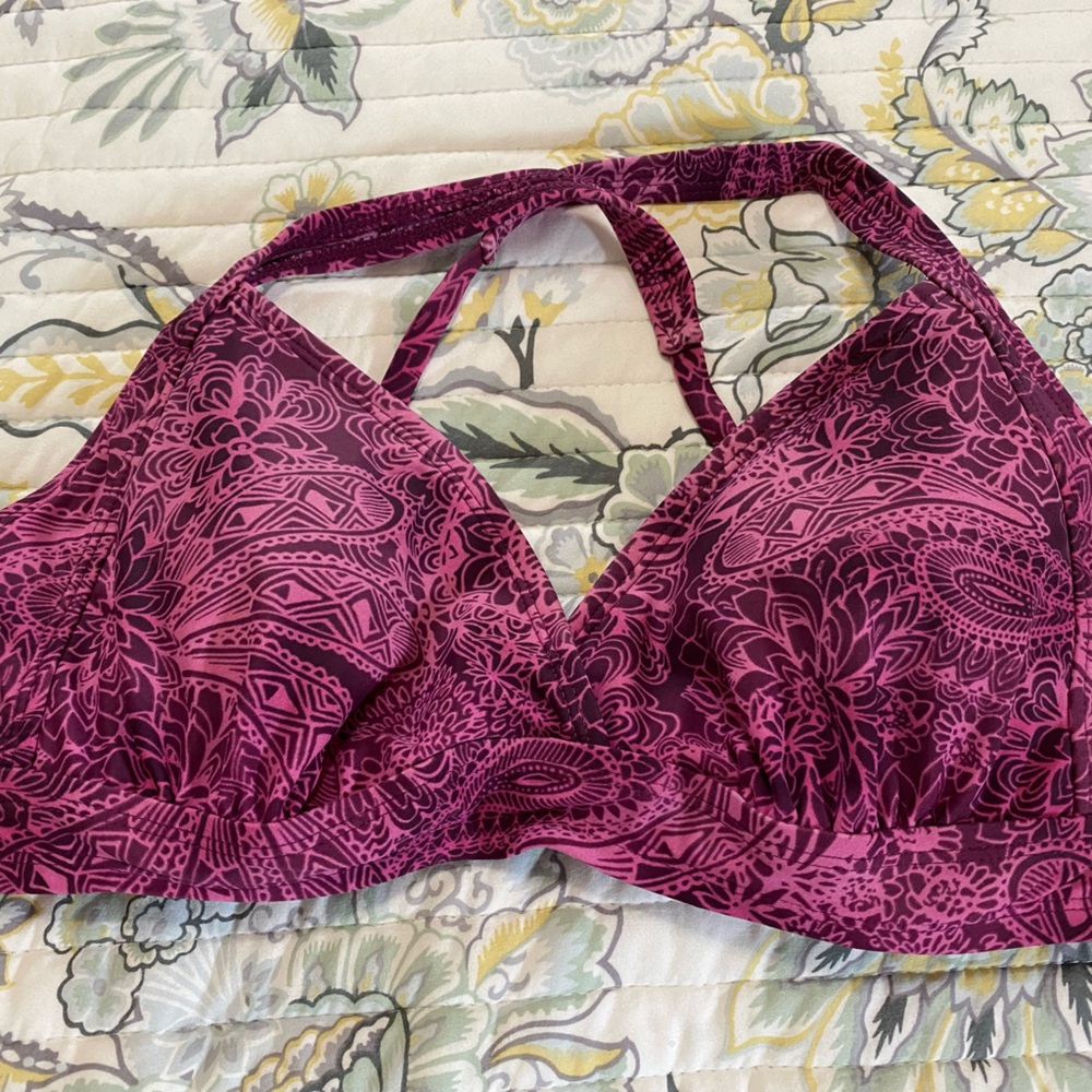 Athleta bikini top, size 34 D/DD. Adjustable straps and secure back closure.